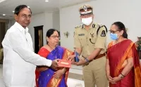 తన కుమారుడి వివాహానికి రావాలంటూ సీఎం కేసీఆర్ ను ఆహ్వానించిన హైదరాబాద్ సీపీ 