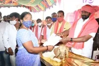 గొర్రెలను యాదవులకు పంపిణీ చేసిన మంత్రి శ్రీనివాస్ గౌడ్