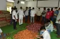 కూరగాయలను పంపిణీ చేసిన ఏపీ మంత్రి వెలంపల్లి శ్రీనివాసరావు