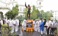 శాసనసభ ప్రాంగణంలోని అంబేద్కర్ విగ్రహానికి పూలమాలతో నివాళులు అర్పించిన సభాపతి పోచారం