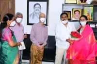 నీట్ ఆల్ ఇండియా ర్యాంక‌ర్ స్నికితారెడ్డిని అభినందించిన మంత్రి ఎర్ర‌బెల్లి